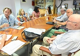 Varios de los miembros de la asociación ARVA, en una de las salas de su sede en la calle Celtas Cortos.