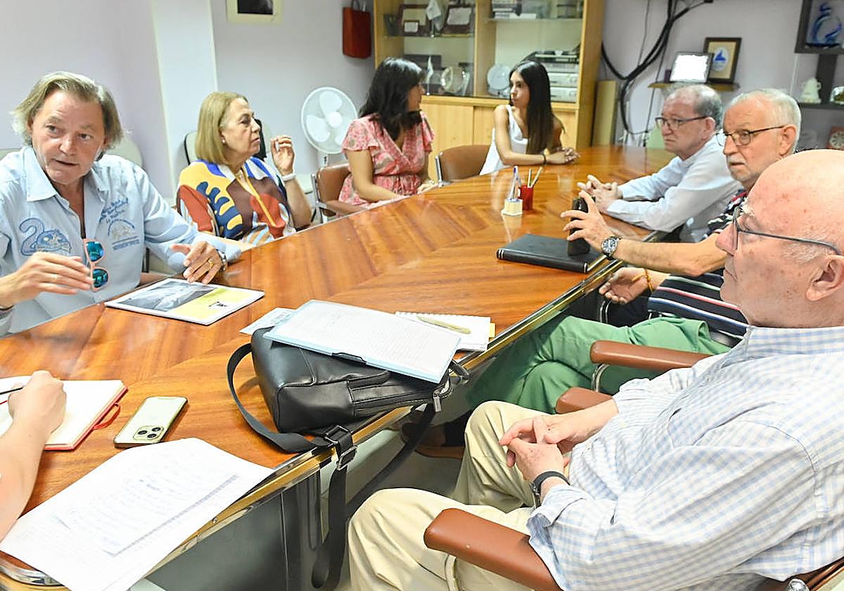 Varios de los miembros de la asociación ARVA, en una de las salas de su sede en la calle Celtas Cortos.