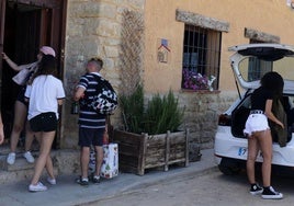 Imagen de archivo de una familia en una casa rural.