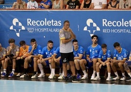 David Pisonero en el banquillo en el encuentro amistoso ante el Sporting de Lisboa.