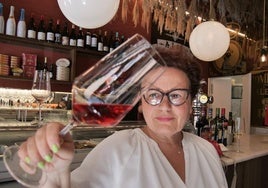 La sumiller Marta Barrigón con un vino rosado de Cigales.