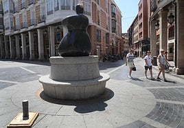 Pie junto a la estatua a la Mujer Palentina donde estaba sujeta la 'P' sustraída.