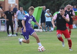 Una jugada del partido de este sábado en el Mariano Haro entre el Becerril y el filial del Palencia CF.