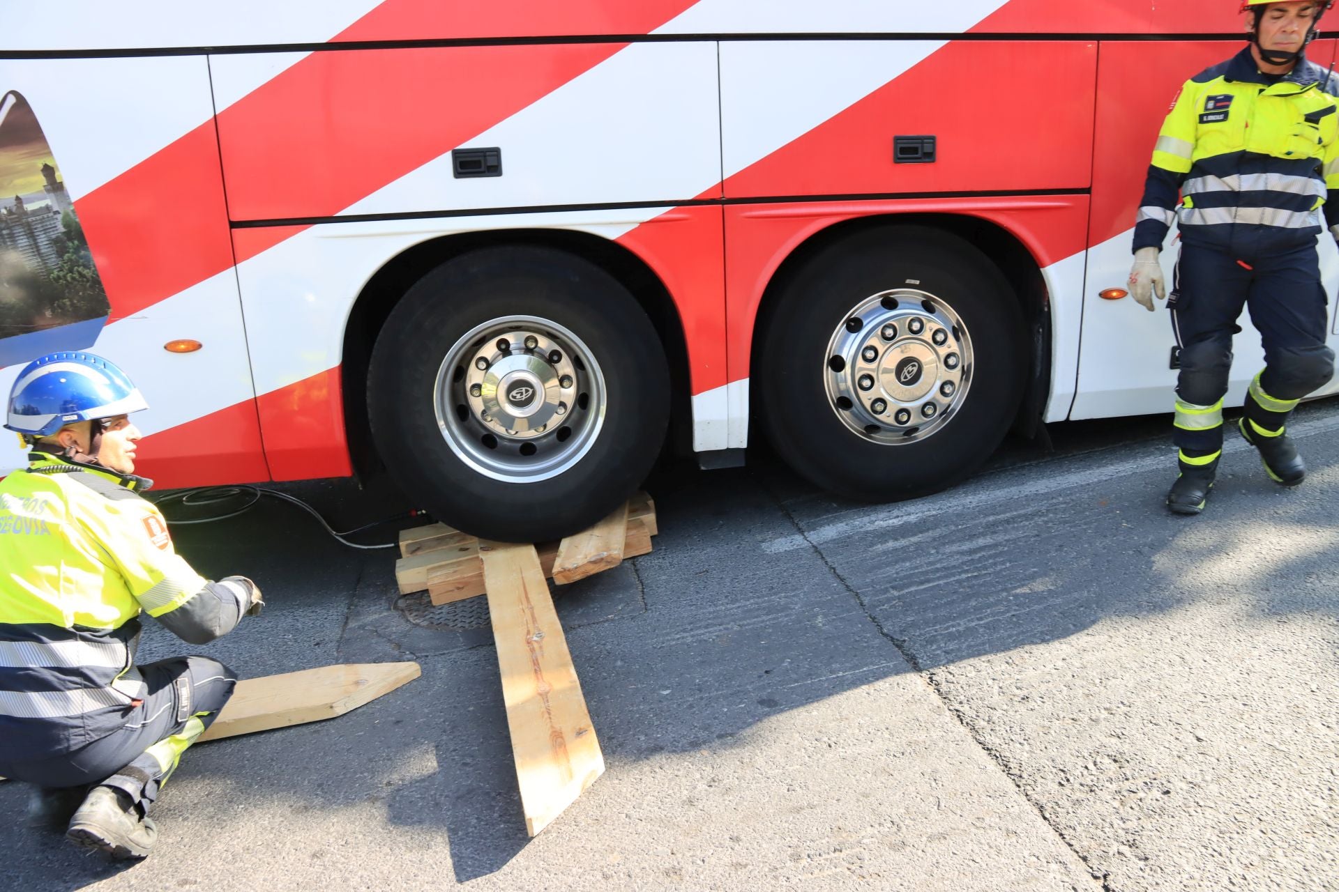 Fotos de la intervención de los bomberos para liberar un autobús