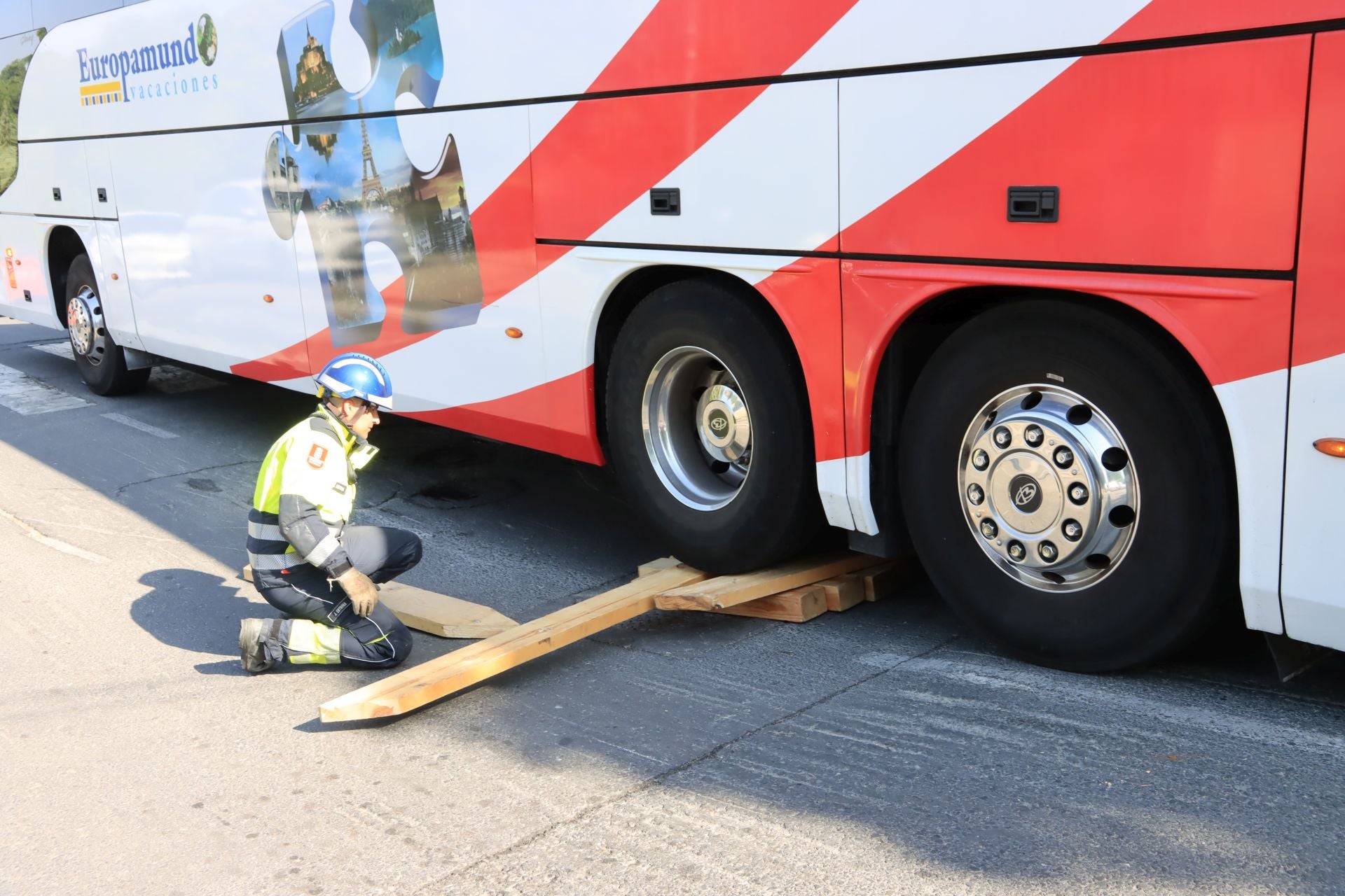 Fotos de la intervención de los bomberos para liberar un autobús