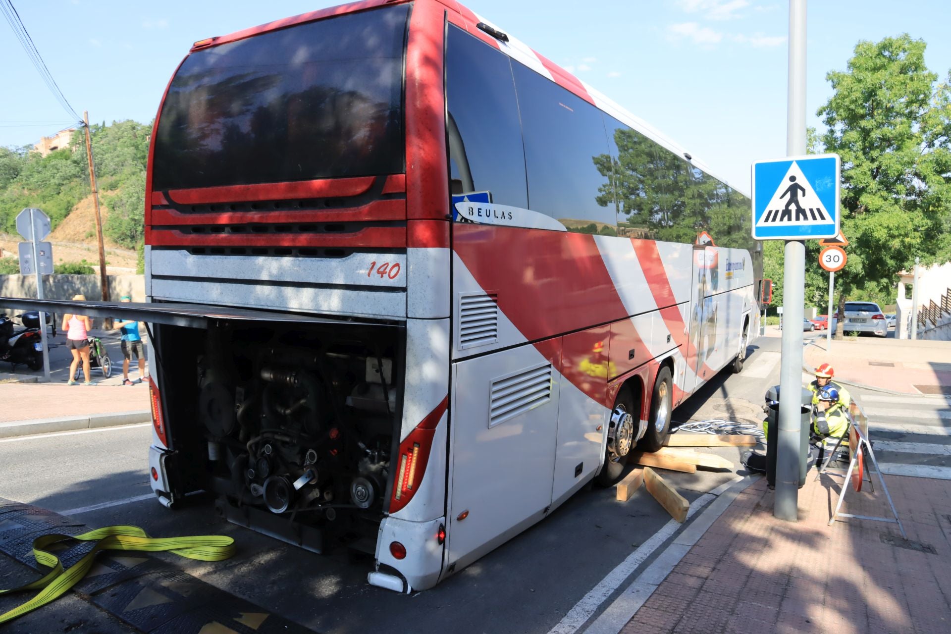 Fotos de la intervención de los bomberos para liberar un autobús