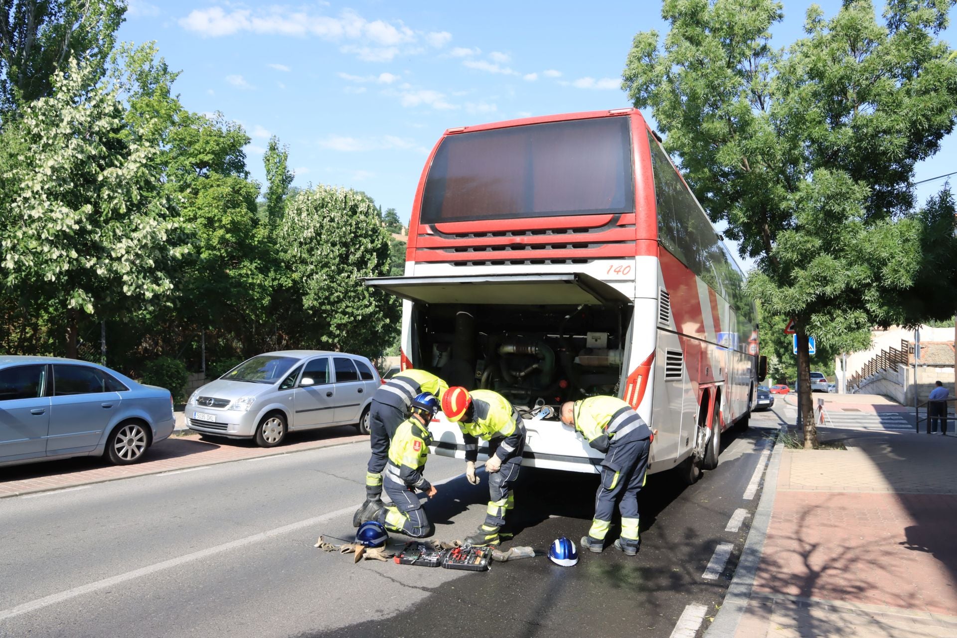 Fotos de la intervención de los bomberos para liberar un autobús