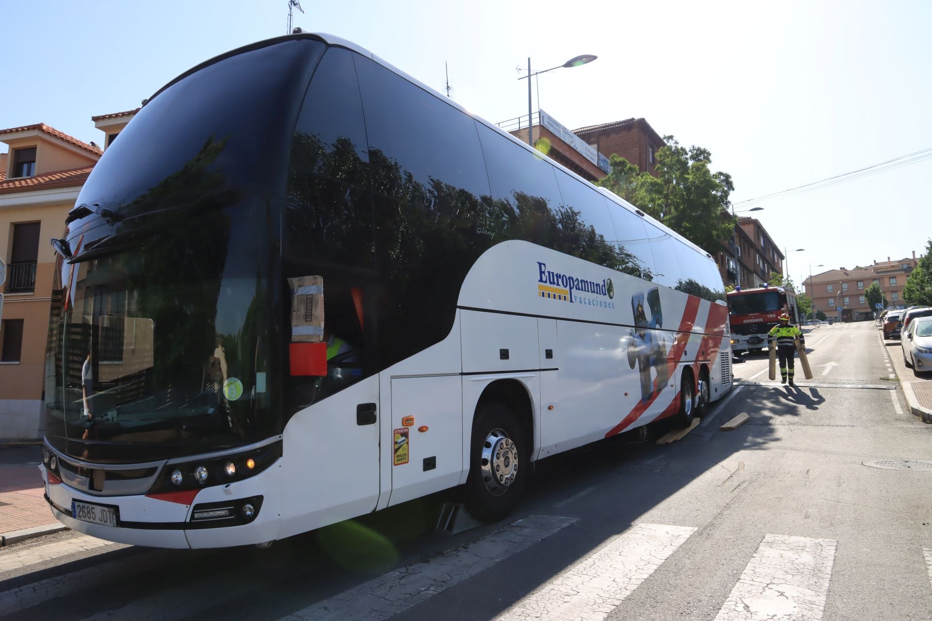 Fotos de la intervención de los bomberos para liberar un autobús