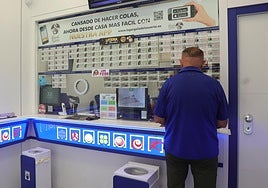 Interior de una administración de lotería.