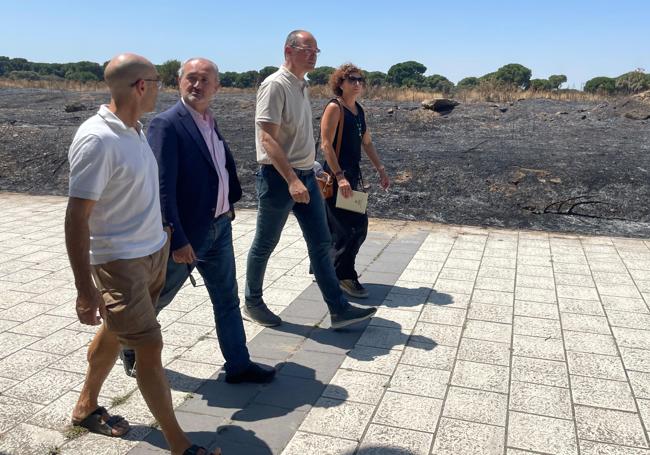 Herrero, Cuadrado, Pellitero y Martínez pasan junto al solar quemado el pasado 2 de agosto.