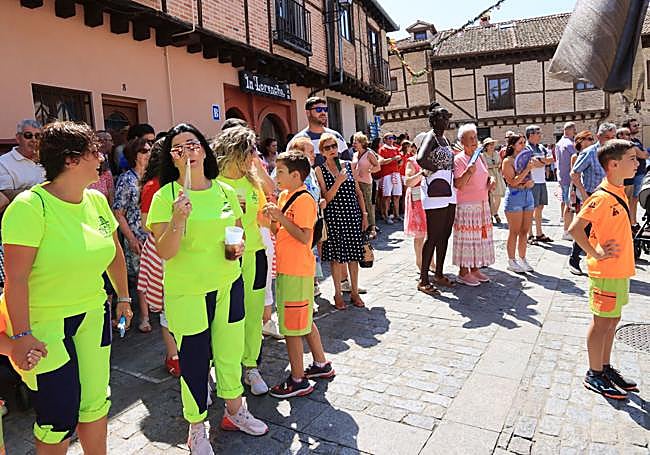 Muchos peñistas con el traje de la agrupación aguardan la salida del santo en la plaza de San Lorenzo.