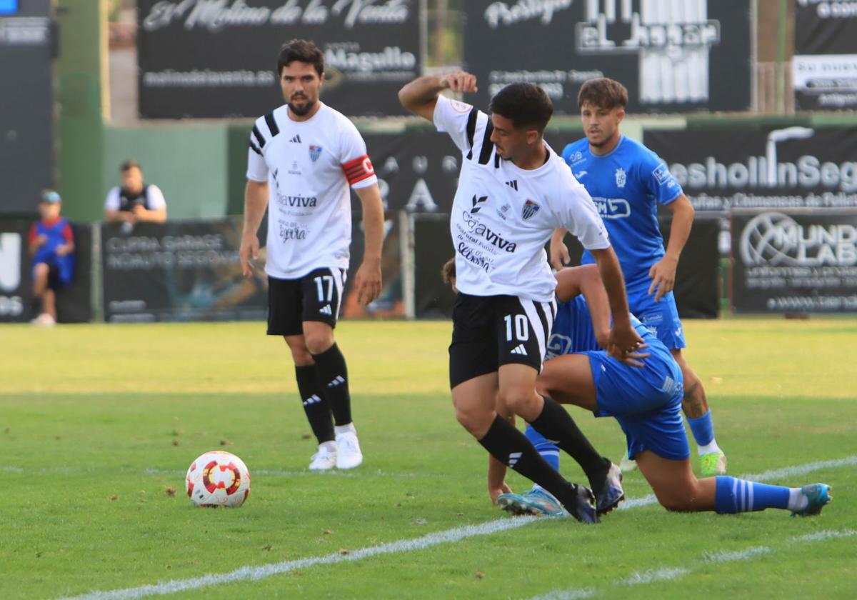 Javi Borrego trata de marcharse de un rival del Illescas.