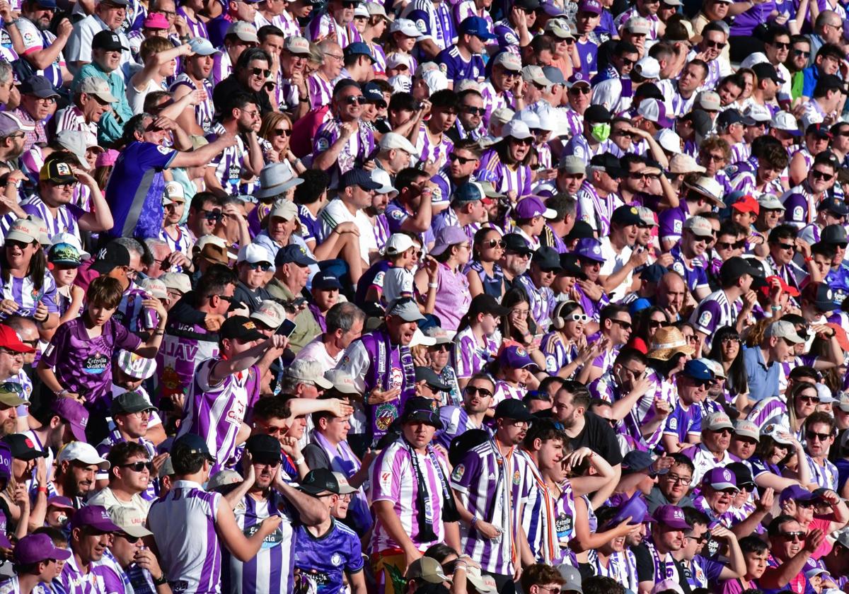 Aficionados del Real Valladolid, durante un partido de Liga la pasada temporada.