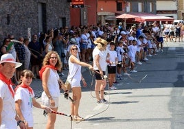 Una de las filas de participantes en el récord Guinness de chiscar la tralla celebrado este domingo en Cantalejo