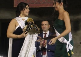 Jimena del Val (izq.) recoge la montera de Corregidora de las Fiestas de Cuéllar de manos de su predecesora, Lucía Polo.