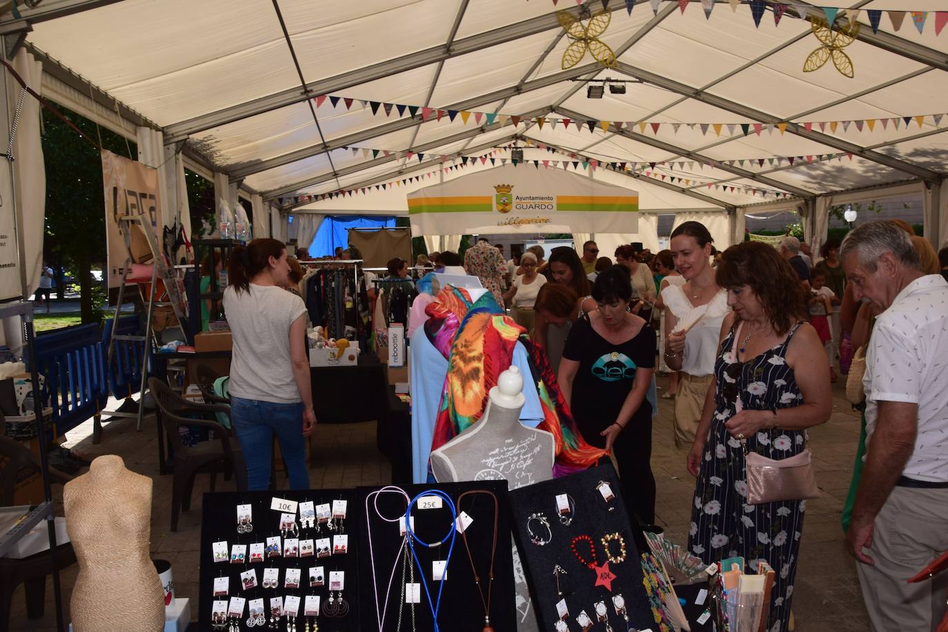 Gran afluencia de asistentes en la Feria del Comercio en Guardo