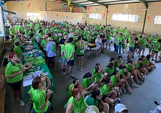 Los participantes de la marcha, que sumó 600 inscripciones, en el centro cívico del municipio.