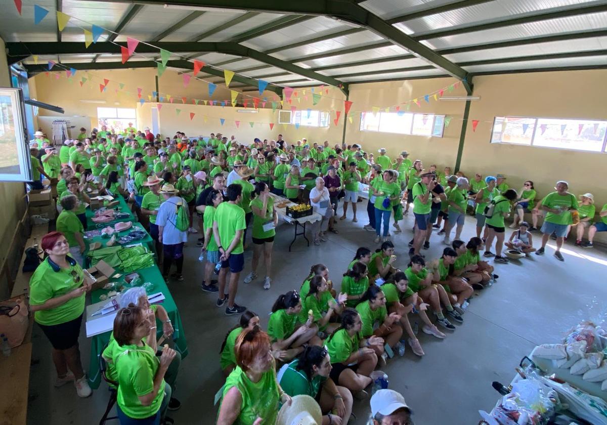 Los participantes de la marcha, que sumó 600 inscripciones, en el centro cívico del municipio.