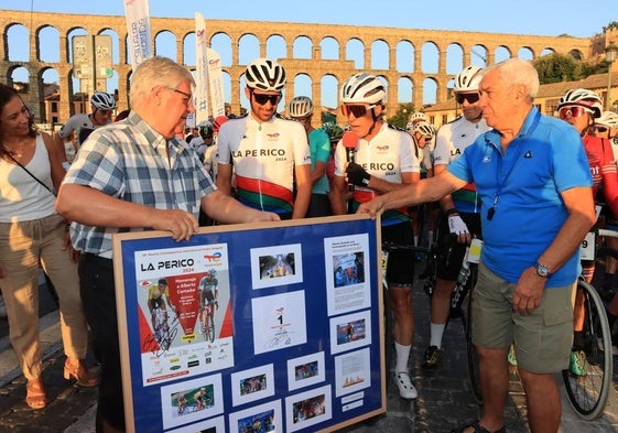 Pedro Delgado coge el micrófono en el homenaje a Alberto Contador, que recibe el reconocimiento de la Unión Ciclista Segoviana.