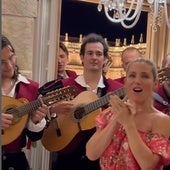 La tuna de Salamanca ronda a Elsa Pataky en la Plaza Mayor