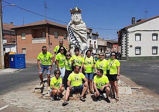 Los quintos de 1974 junto a la estatua del Rey Wamba donde colocaron una placa