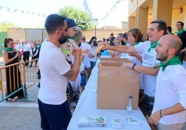 El alcalde de Villamuriel, Roberto Martín, danza la Jota de la localidad