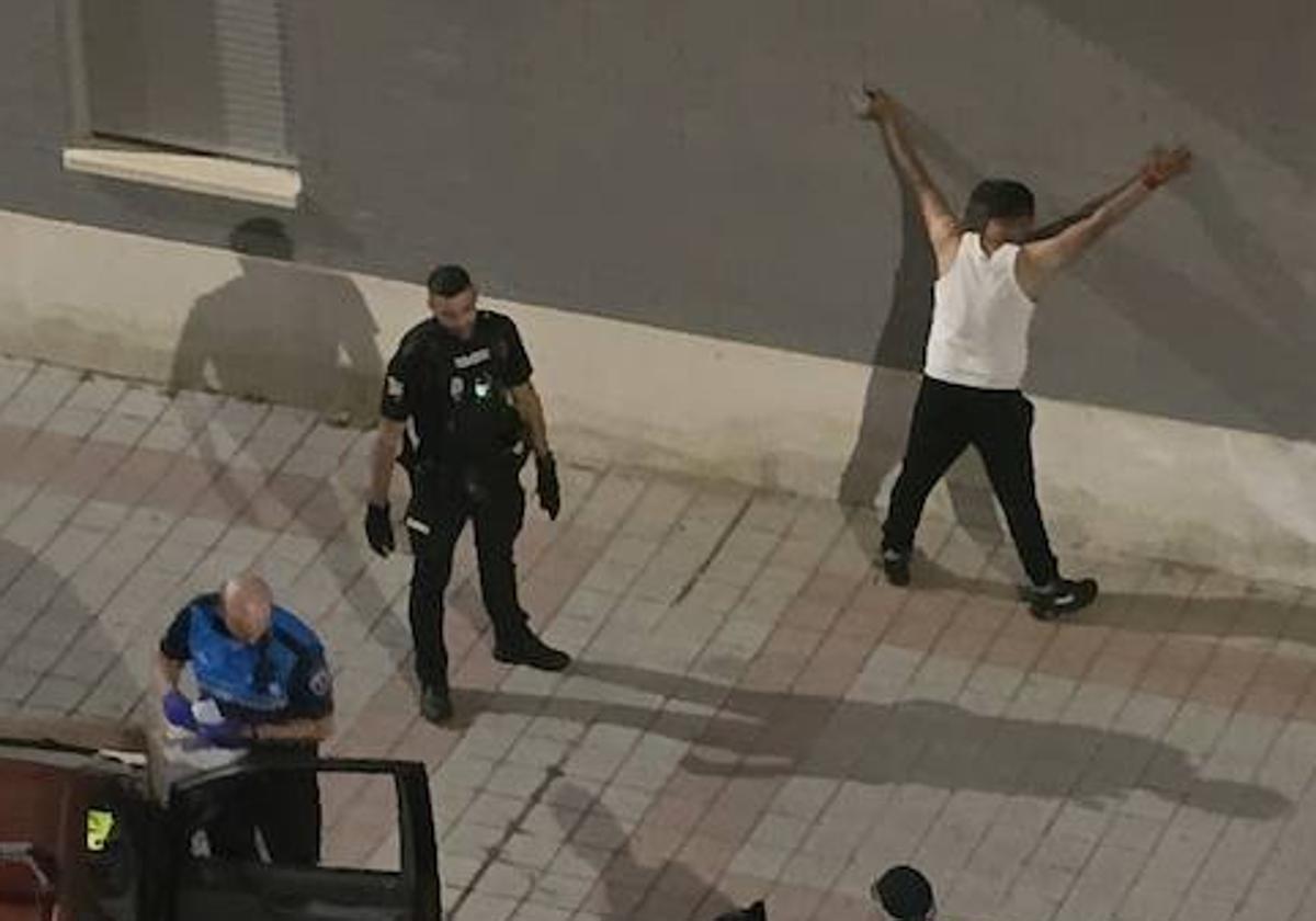 Policías locales y nacionales, en la intervención en la calle Lola de la Fuente.