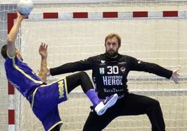 El portero del Balonmano Nava, Patotski, se agiganta ante el lanzamiento de un rival.