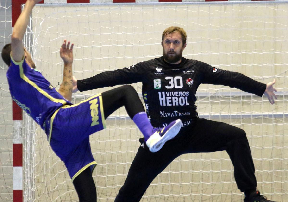 El portero del Balonmano Nava, Patotski, se agiganta ante el lanzamiento de un rival.