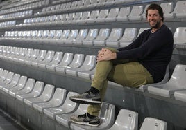 El director deportivo del Palencia Baloncesto, Urko Otegui, en las gradas del Pabellón Municipal.