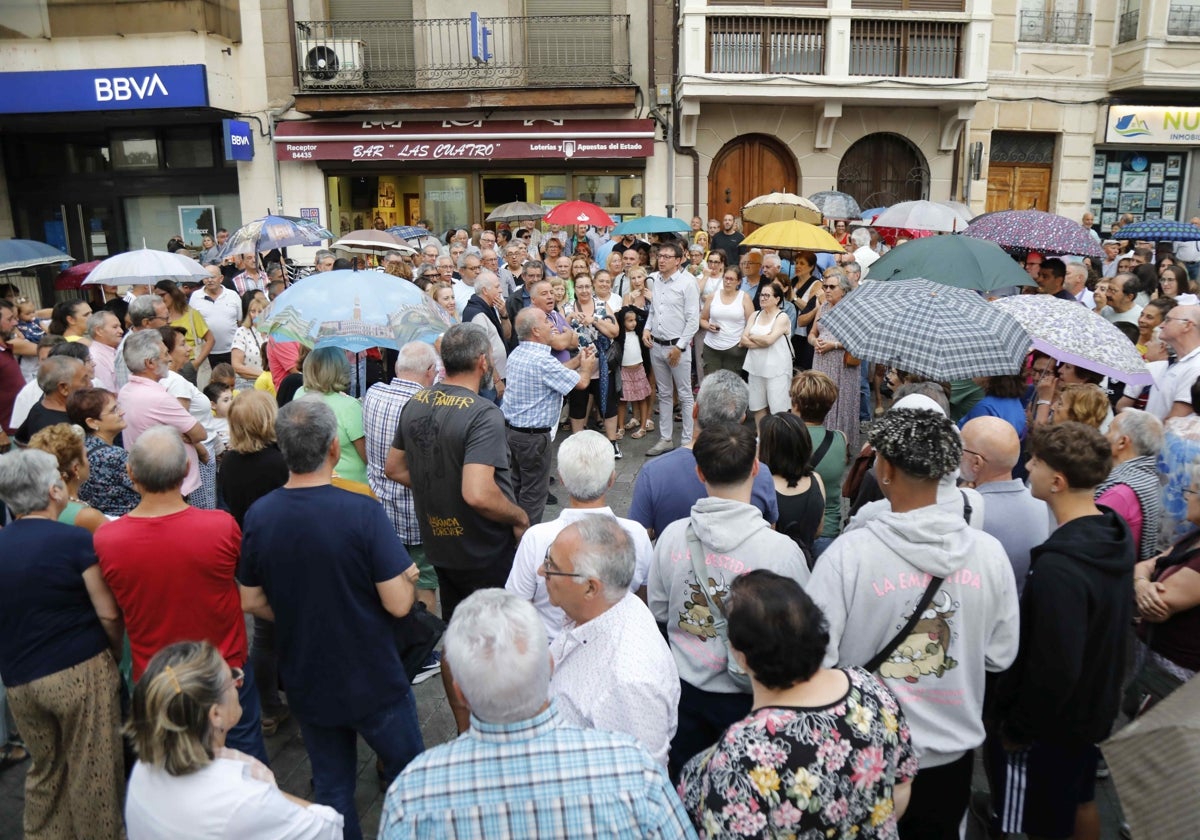 Parte de los 300 vecinos que se han concentrado en la Plaza de España.