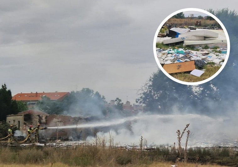 Los Bomberos durante los trabajos de extinción del incendio.