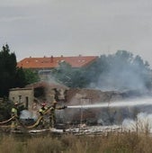 Un incendio devora una casa abandonada en el camino de las Arcas Reales