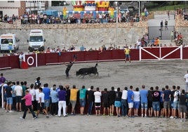 Un espontáneo cortando un toro en la plaza de Coca