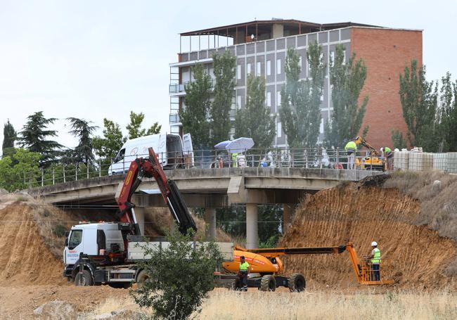 Puente junto a los Combonianos, que se está desmantelando.