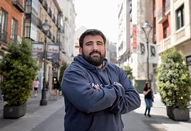 Alberto Blanco posa en la calle Santiago.