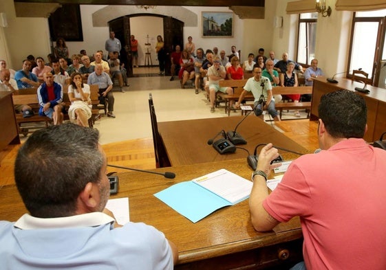 El alcalde Javier Figueredo se dirige a los vecinos reunidos en la noche de este martes en El Espinar.