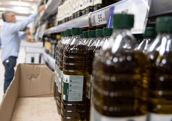 Botellas de aceite en un supermercado, en una imagen de archivo.