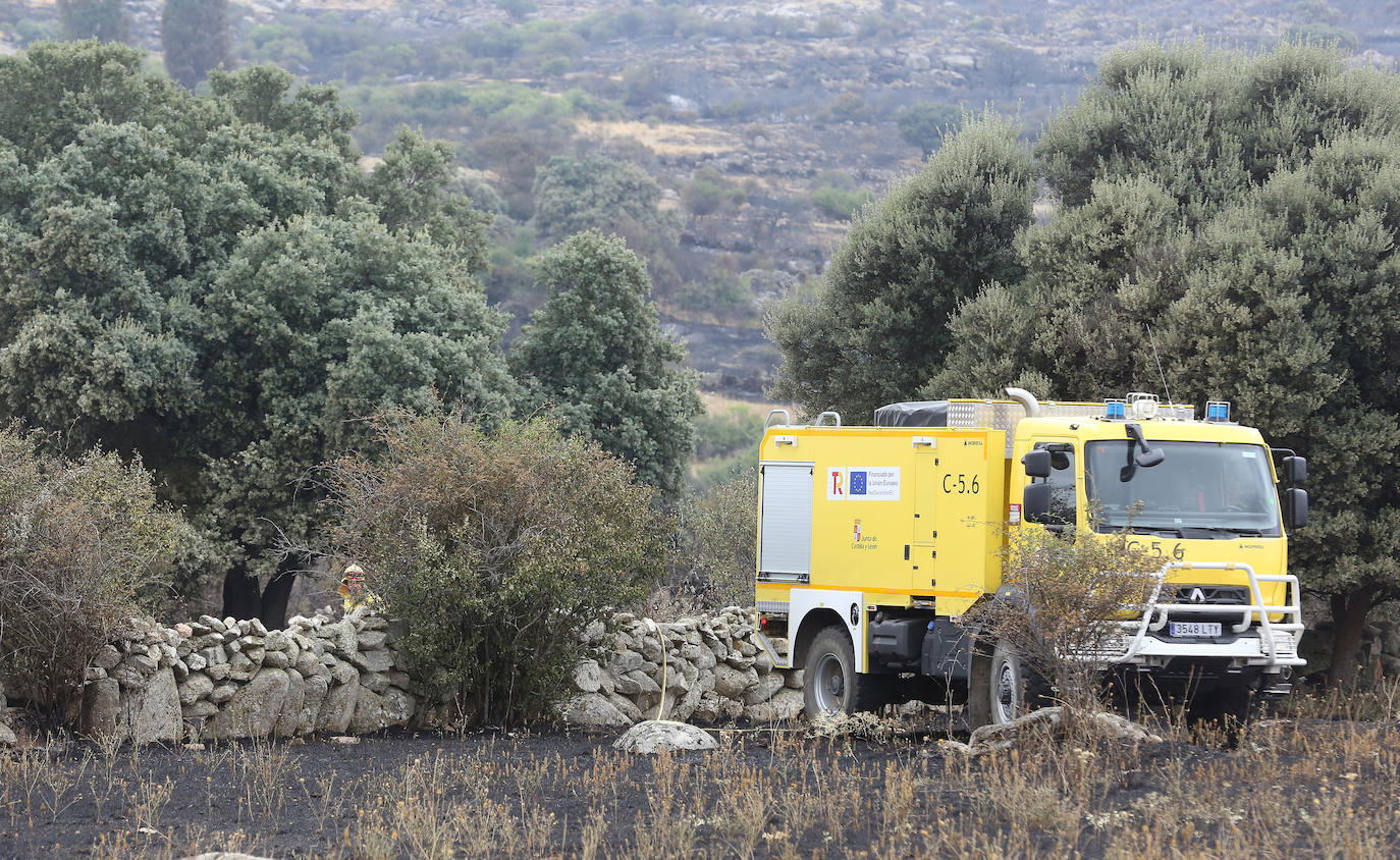 El control del incendio de Navas de San Antonio, en imágenes