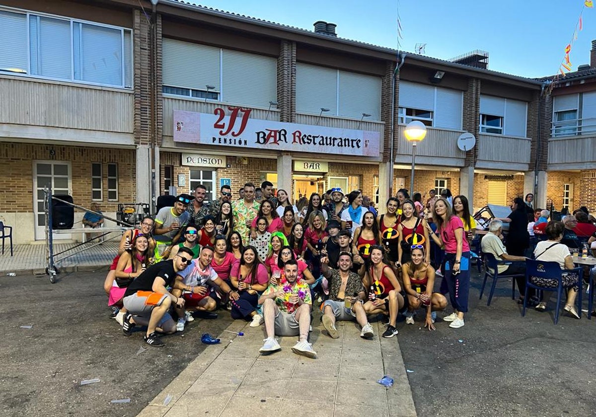 Los jóvenes disfrutando de las fiestas de La Lastrilla.