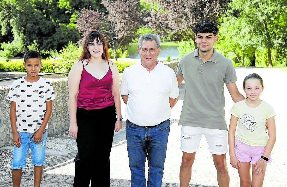 Los niños María Soto y Ayoub Sidqui y los jóvenes, Isabel Villén y Miguel Toribio junto a Carlos del Barrio.