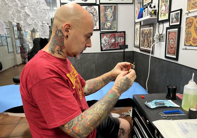 Sergio Salas regula la máquina de tatuar en su estudio