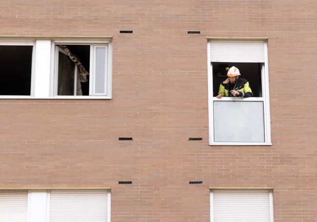 Inspección de los bomberos en el lugar del homicidio.