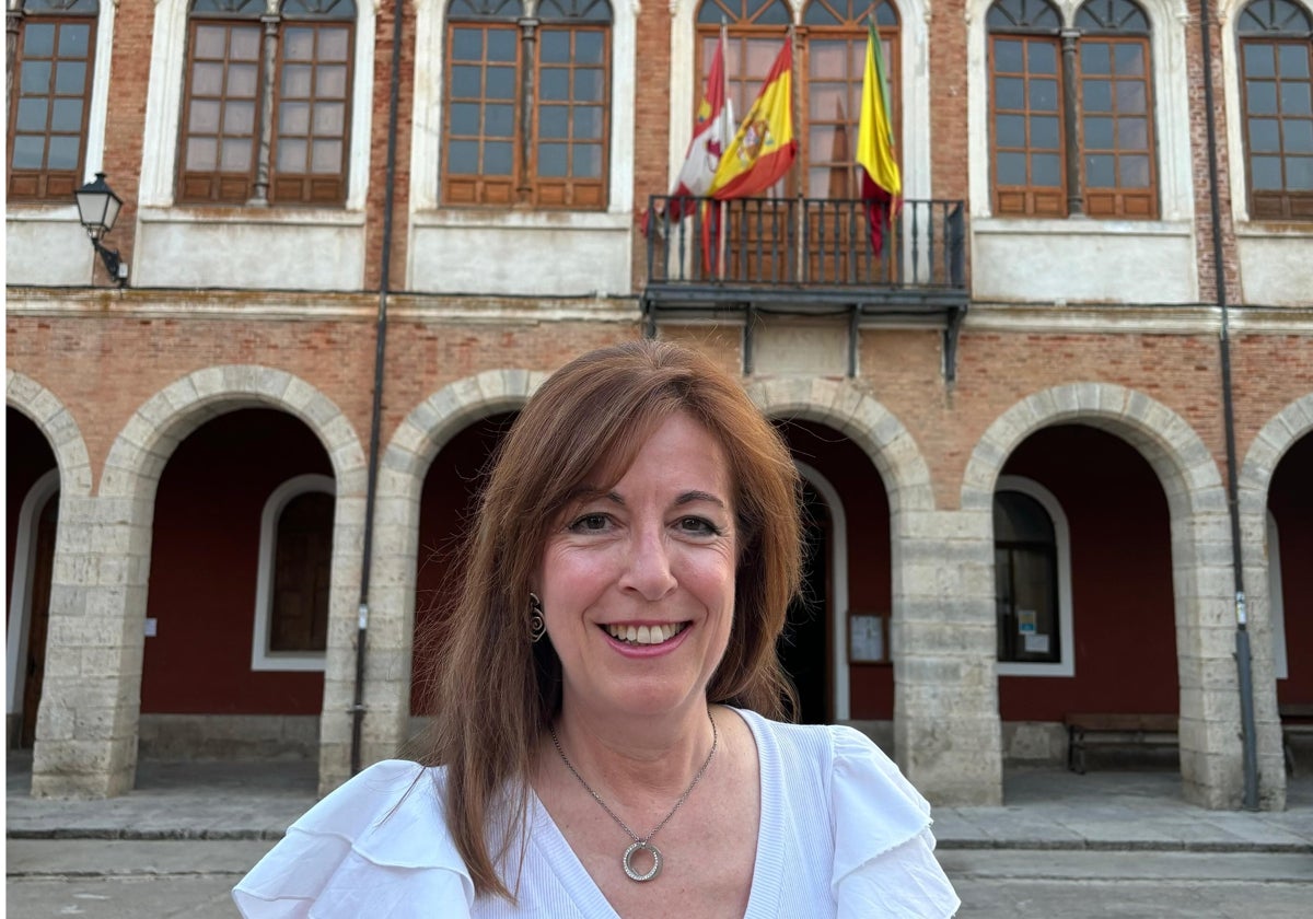 La alcaldesa de Tiedra, en la puerta del Ayuntamiento