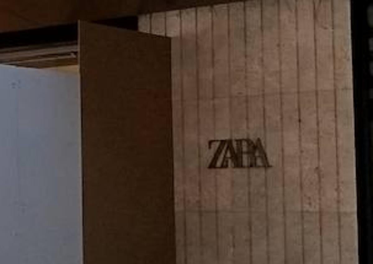 Imagen secundaria 1 - Anuncios de Zara, en varios espacios de su fachada.