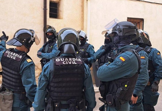 La Guardia Civil, durante el operativo en Astudillo.