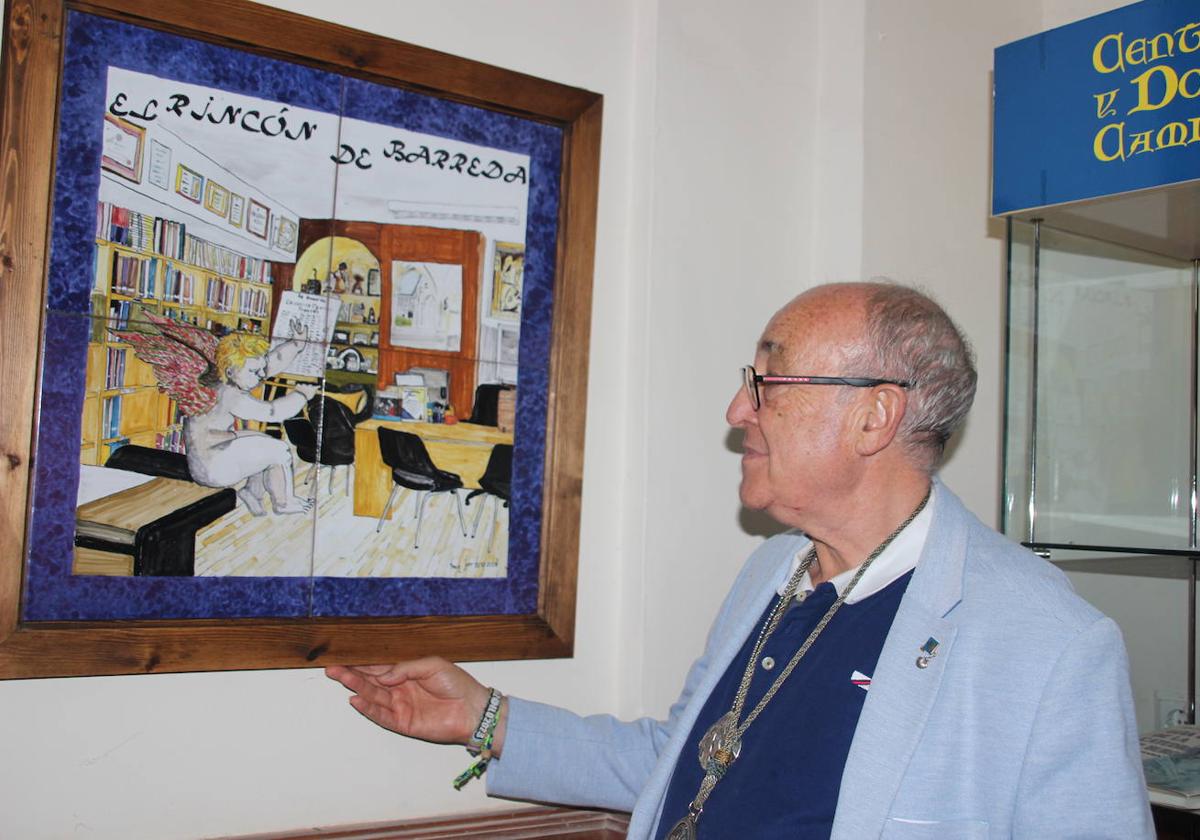 Barreda contempla el mosaico que le han dedicado en la biblioteca.