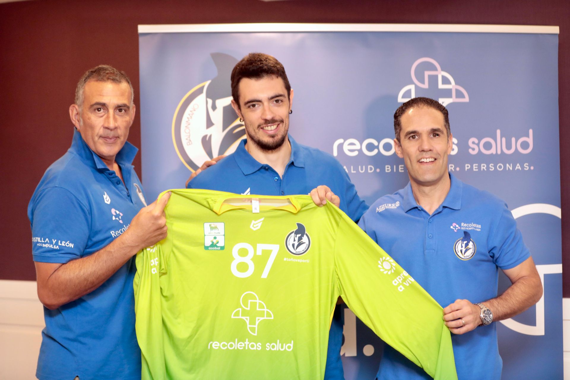 Juan Bar, en el centro, junto a David Pisonero y Mario Arranz, en su presentación.