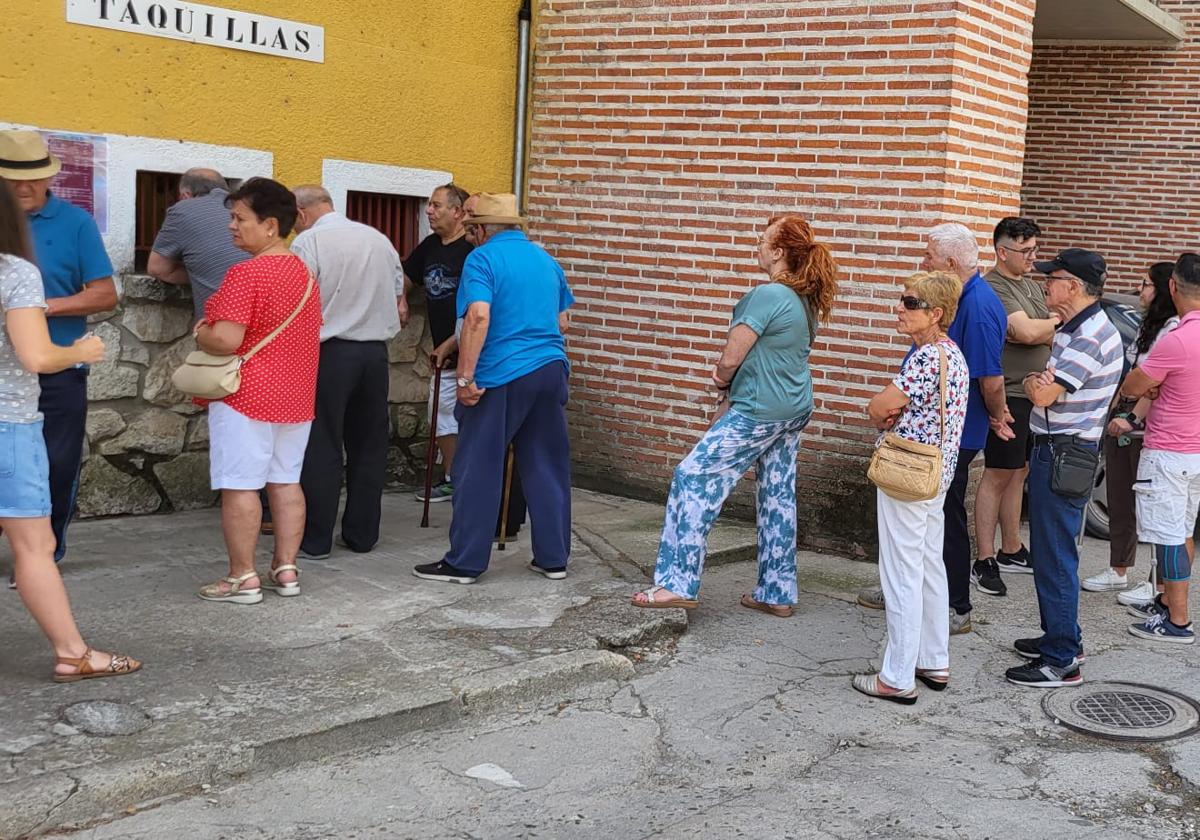 Colas este miércoles en la plaza de toros de Cuéllar.