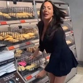 Una influencer británica coloca sus bragas usadas entre el pan de un supermercado español